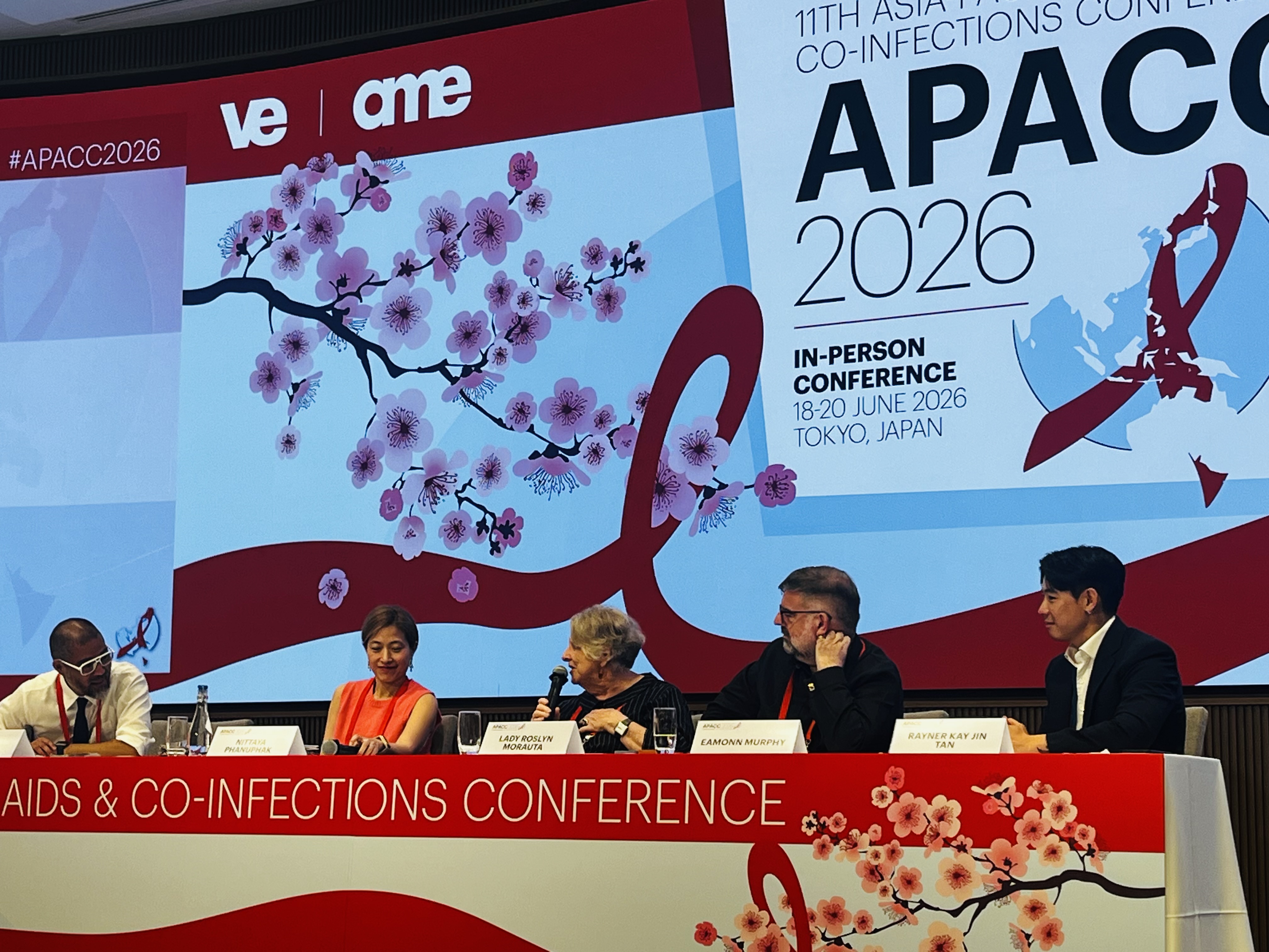 第11回APACC 2026(アジア太平洋地域エイズ重複感染症会議)プレナリーセッションでのパネルディスカッションの様子。写真中央がモラウタ理事会議長