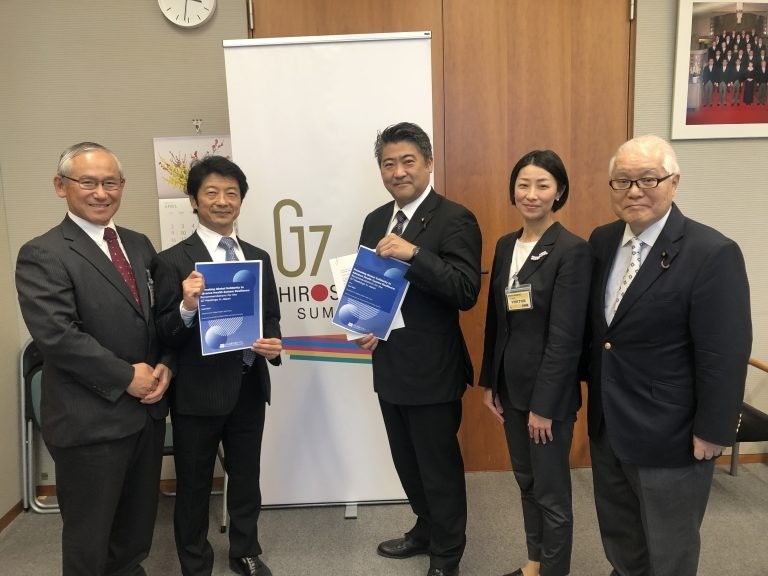木原官房副長官に提言を提出