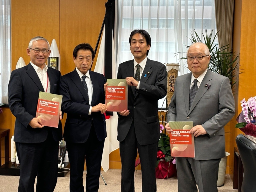 グローバルヘルスの視点から、第3期「健康・医療戦略」への提言を城内大臣に手交